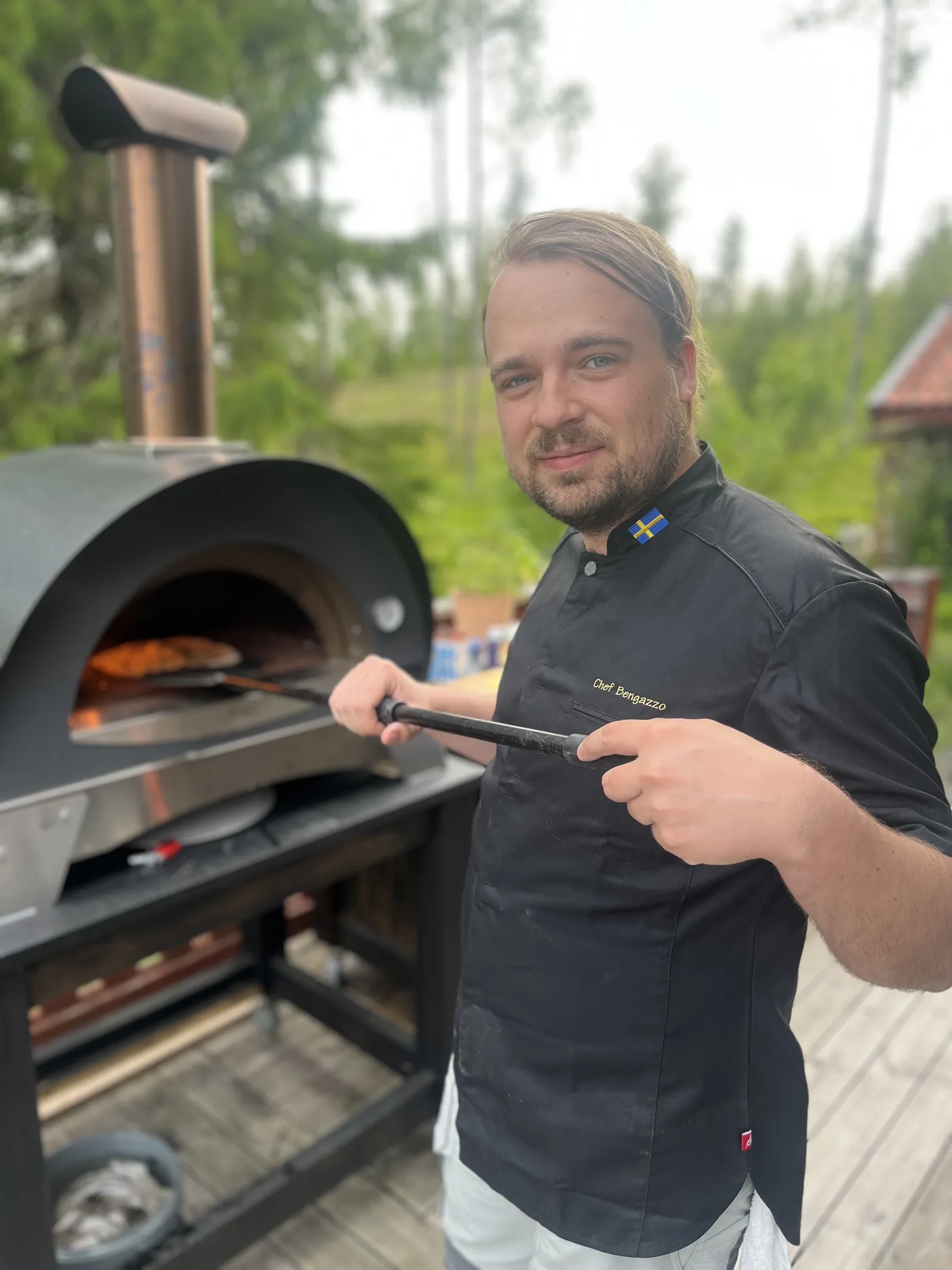 Hemgjord pizza från vedugnen